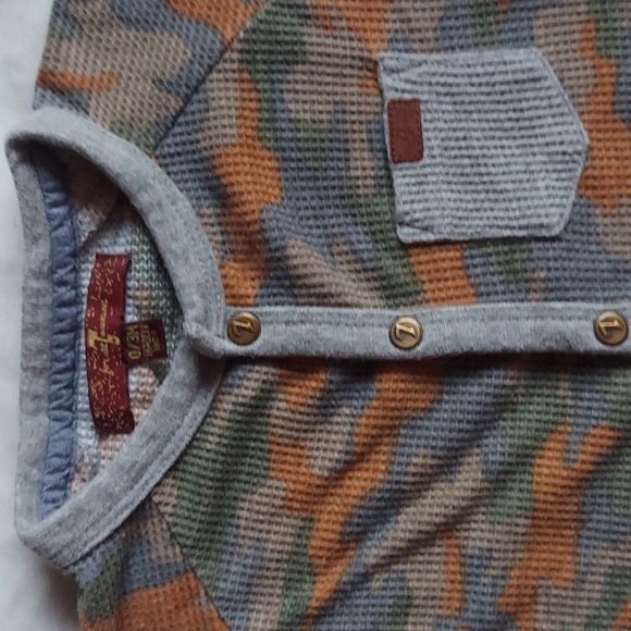 For All Mankind 0/3months baby camo button up onesie - Picture 4 of 8